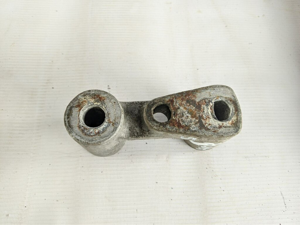 проставка кронштейна топливного бака б/у - 2